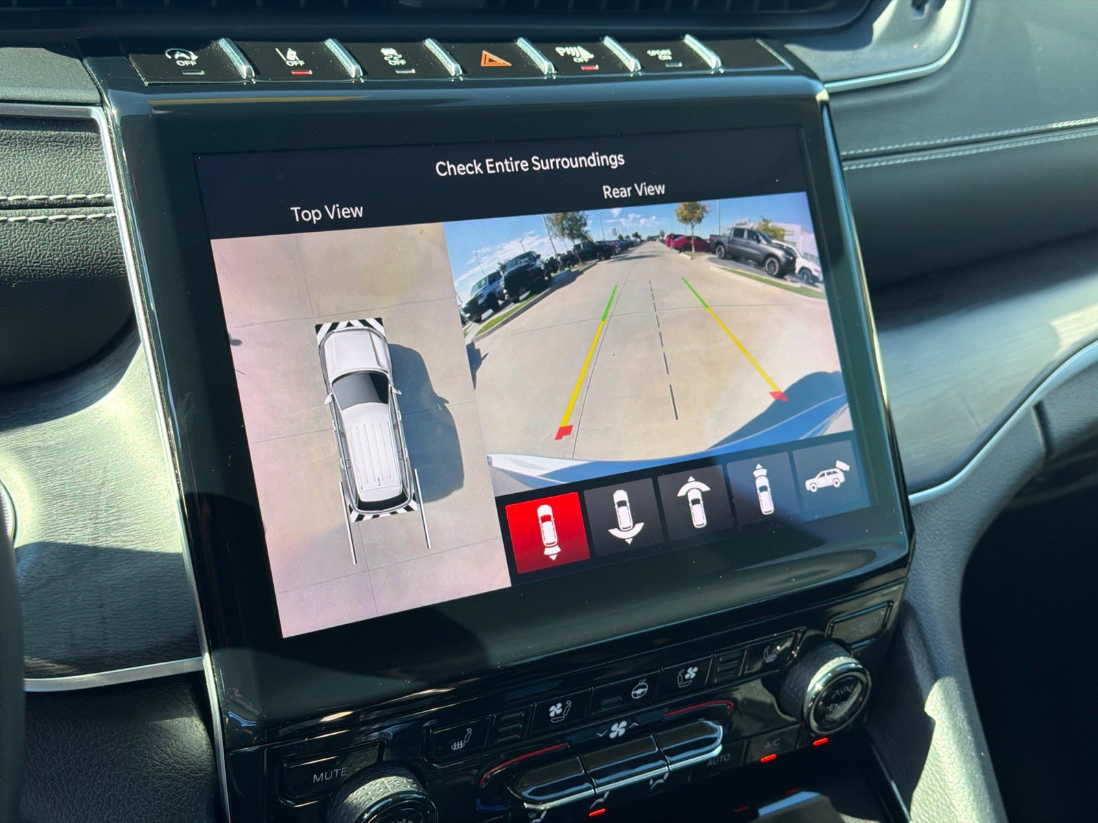 Used 2022 Jeep Grand Cherokee Limited w/ Luxury Tech Group II RWD image 23