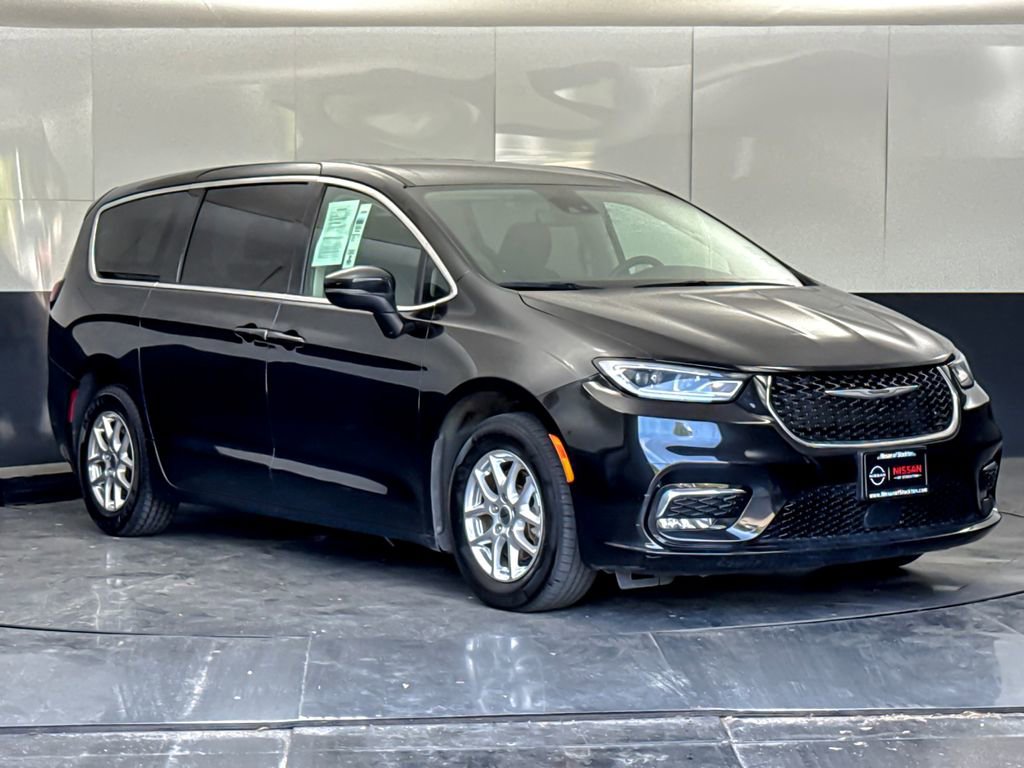Used 2023 Chrysler Pacifica Touring-L FWD image 1