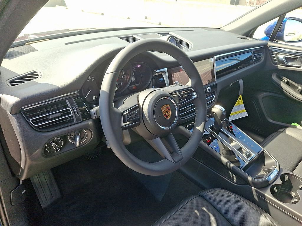 Used 2025 Porsche Macan image 4