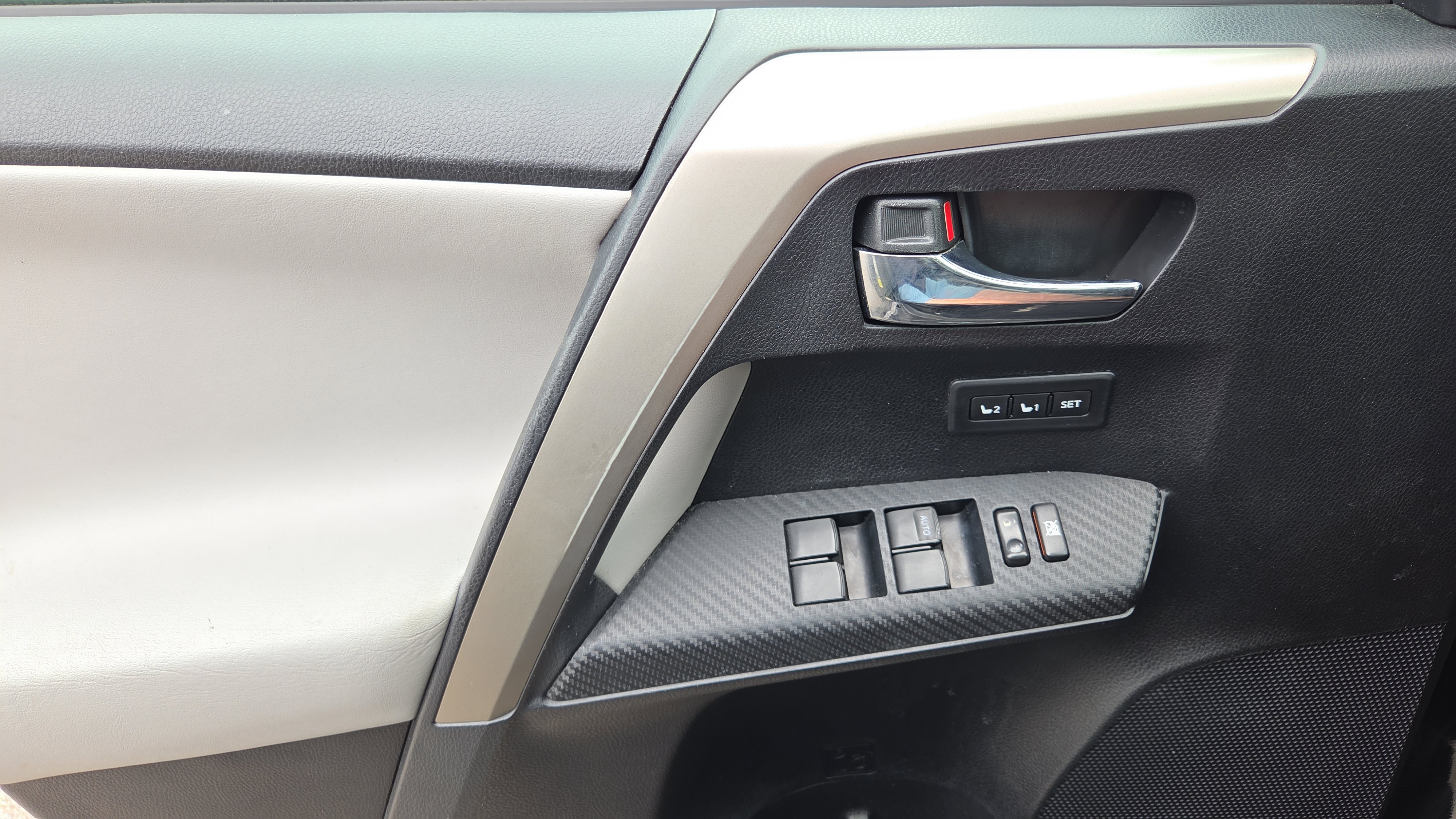 Used 2015 Toyota RAV4 Limited image 17