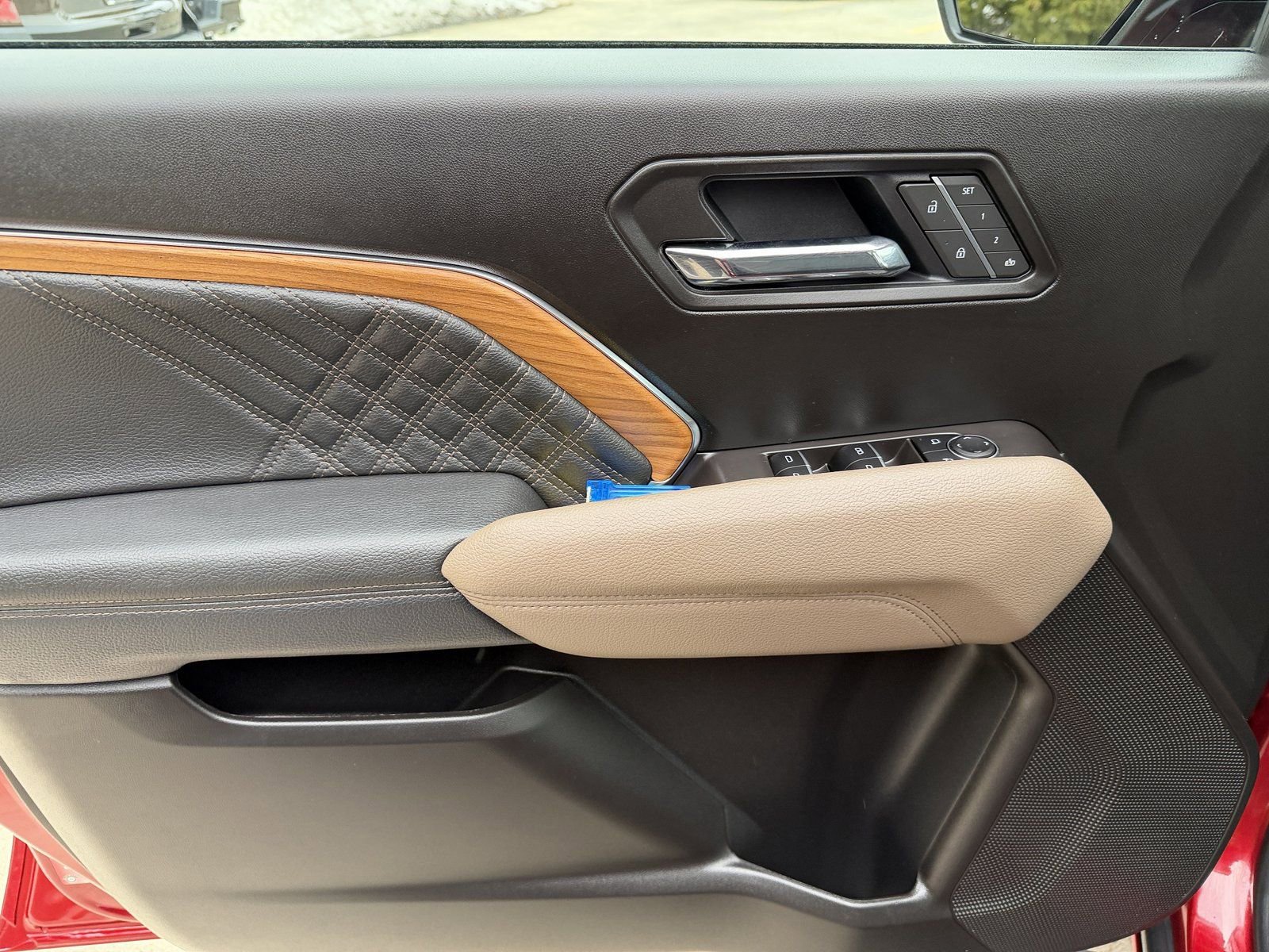 Used 2025 GMC Canyon Denali image 9