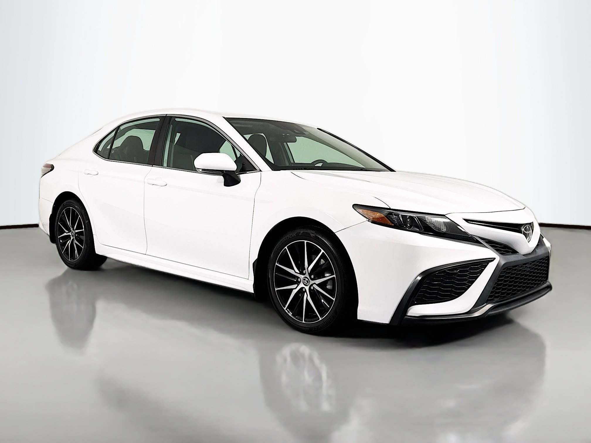Used 2023 Toyota Camry SE AWD/4WD image 3