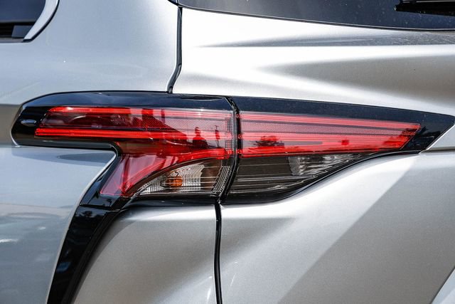 Used 2024 Toyota Sienna Platinum AWD/4WD image 10