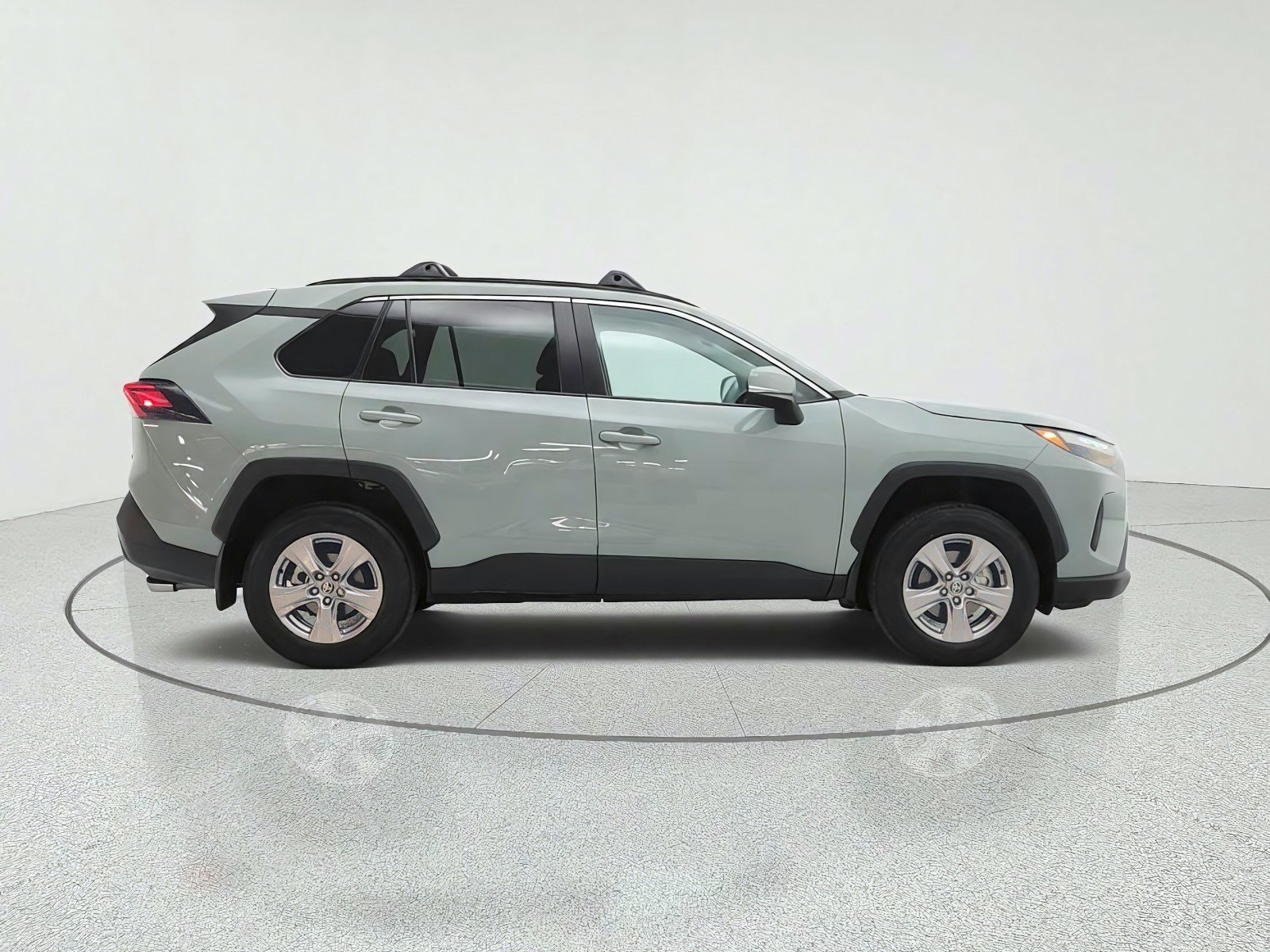 Used 2023 Toyota RAV4 XLE w/ Convenience Package FWD image 4