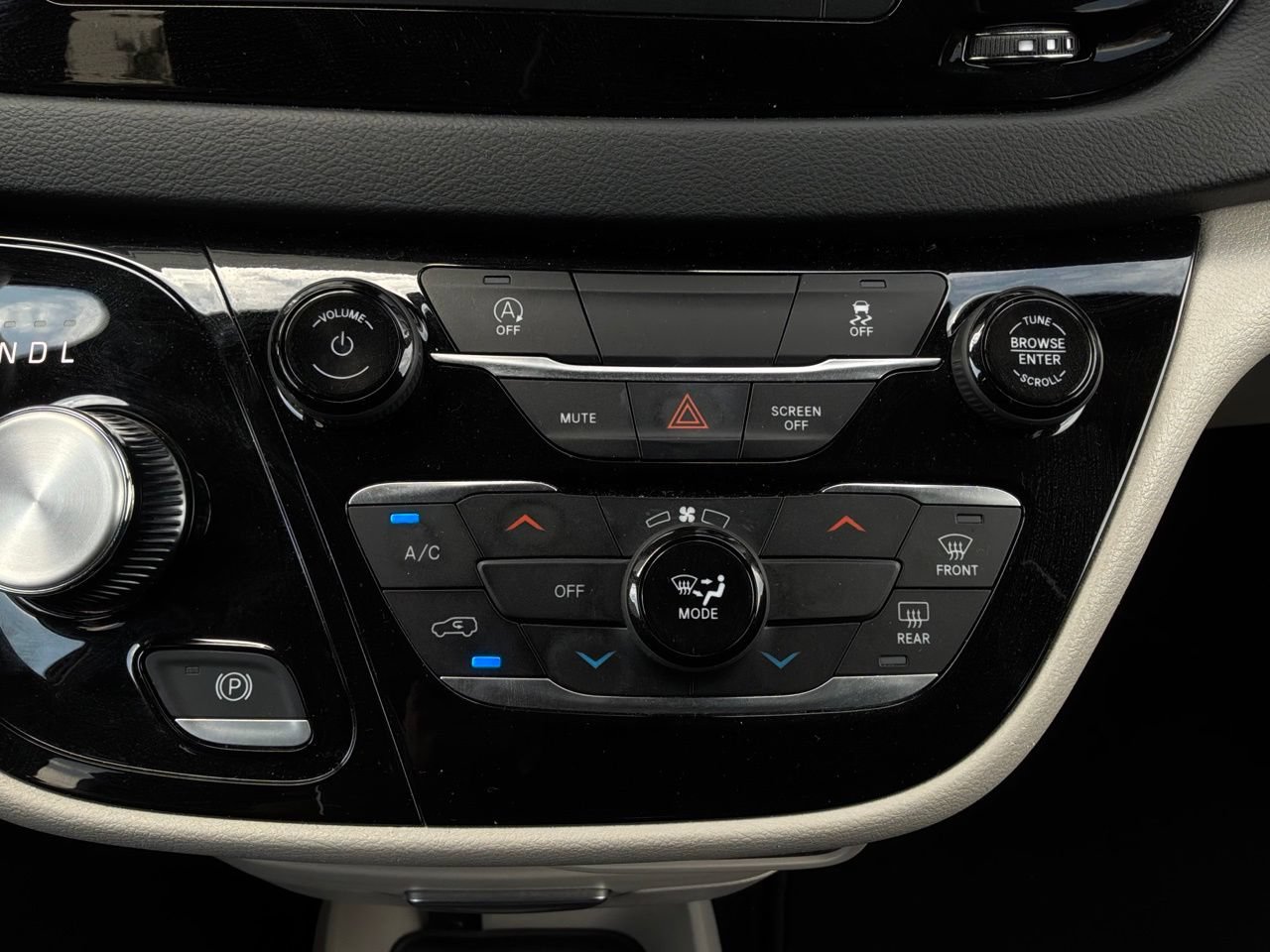 Used 2023 Chrysler Voyager LX FWD image 30
