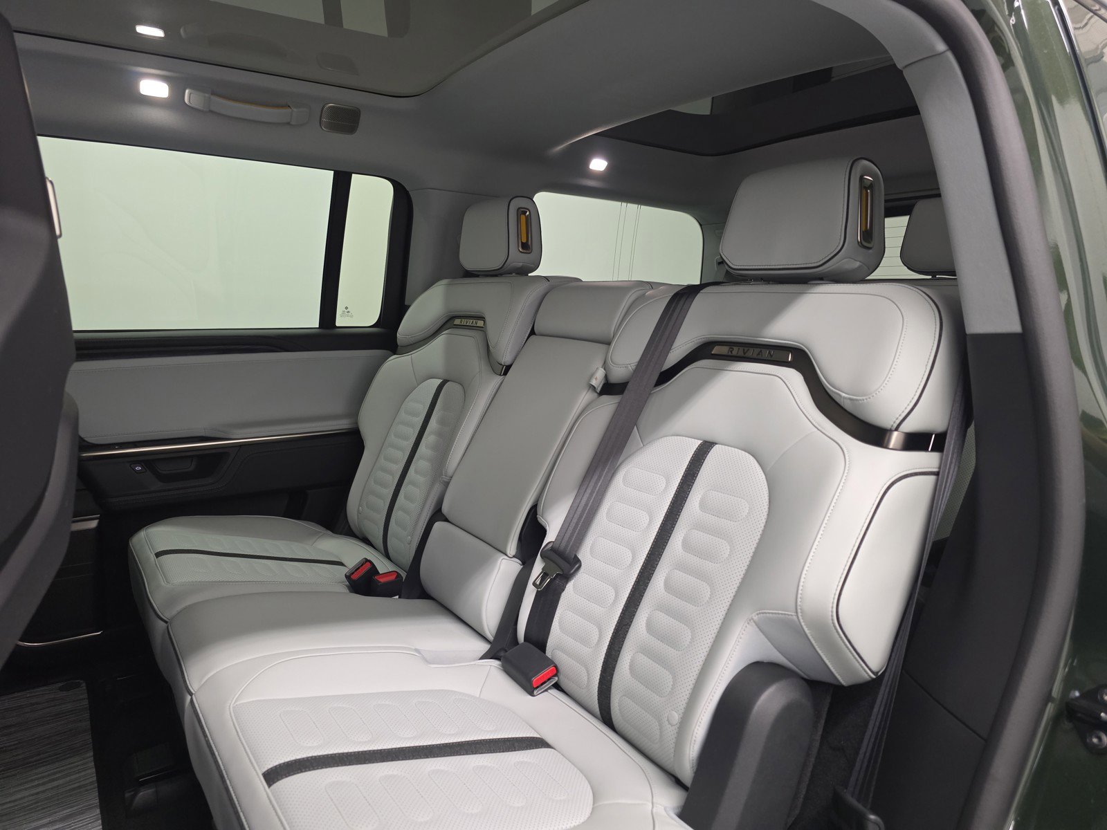 Used 2025 Rivian R1S Adventure AWD/4WD image 21