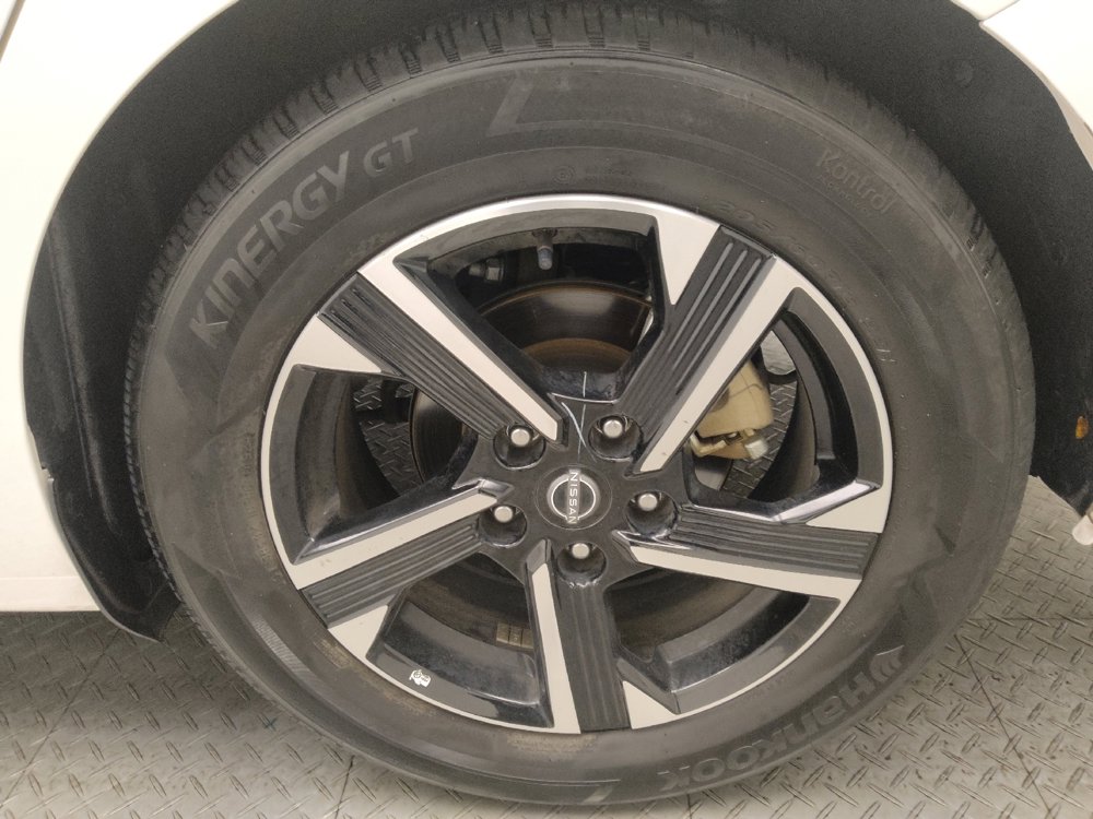 Used 2025 Nissan Sentra SV FWD image 31