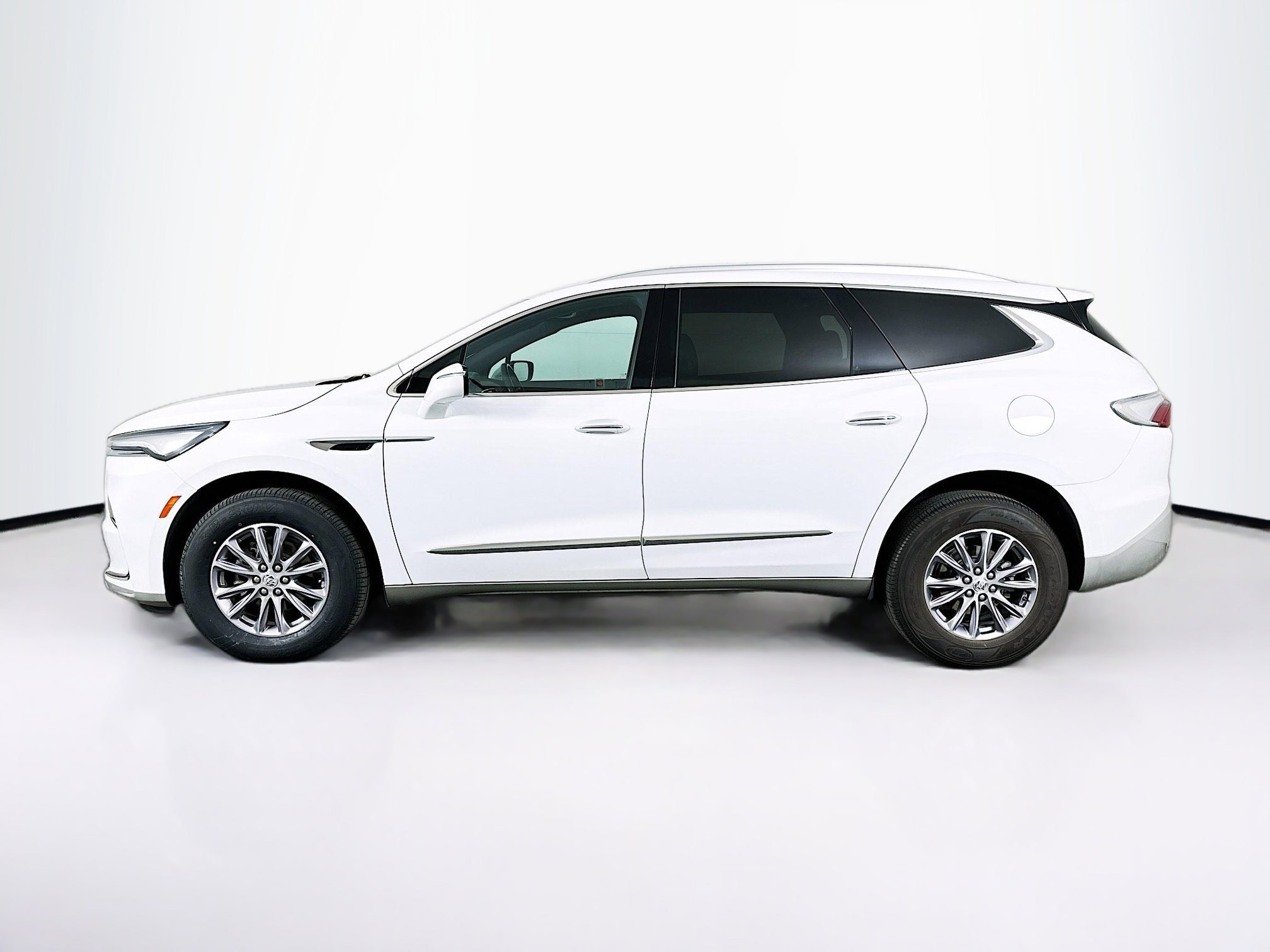 Used 2024 Buick Enclave Essence image 4
