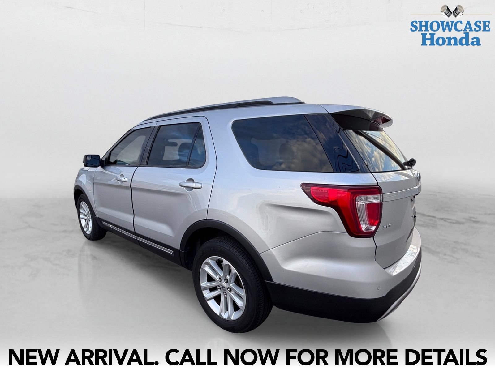 Used 2016 Ford Explorer XLT w/ Equipment Group 202A FWD image 4