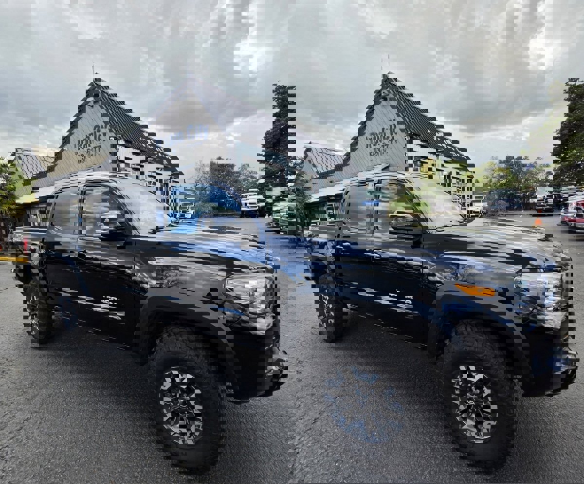 Used 2019 Toyota Tacoma TRD Off-Road AWD/4WD image 4