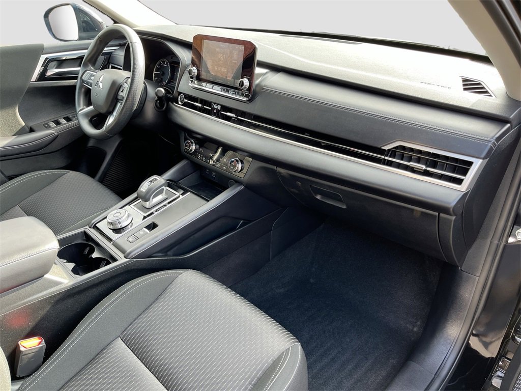 Used 2024 Mitsubishi Outlander ES image 27