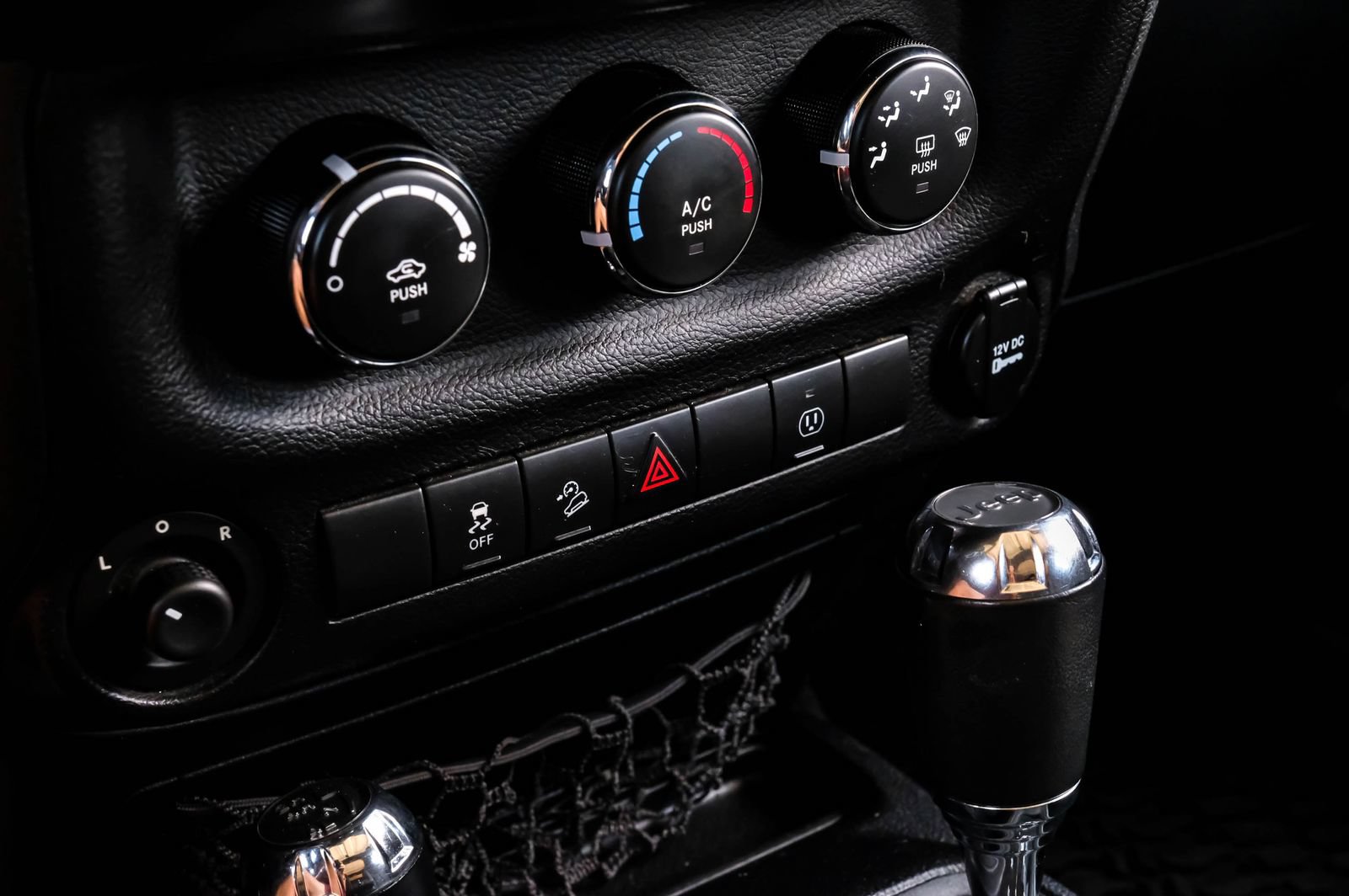 Used 2013 Jeep Wrangler Unlimited Rubicon w/ Connectivity Group AWD/4WD image 25