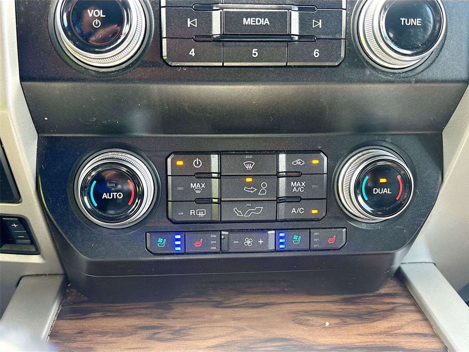 Used 2019 Ford F150 Lariat w/ Equipment Group 502A Luxury AWD/4WD image 16