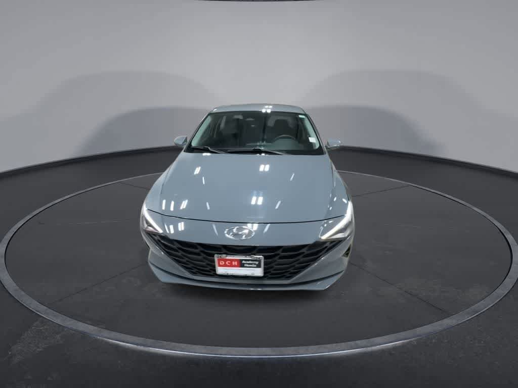 Used 2022 Hyundai Elantra SE FWD image 3