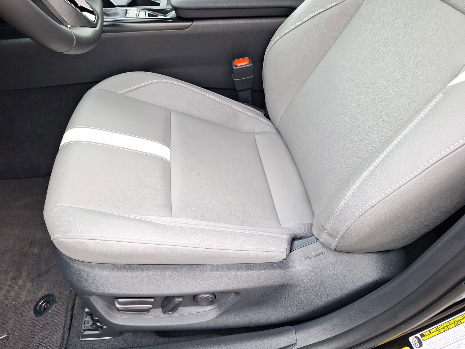 Used 2025 Toyota Camry SE FWD image 16