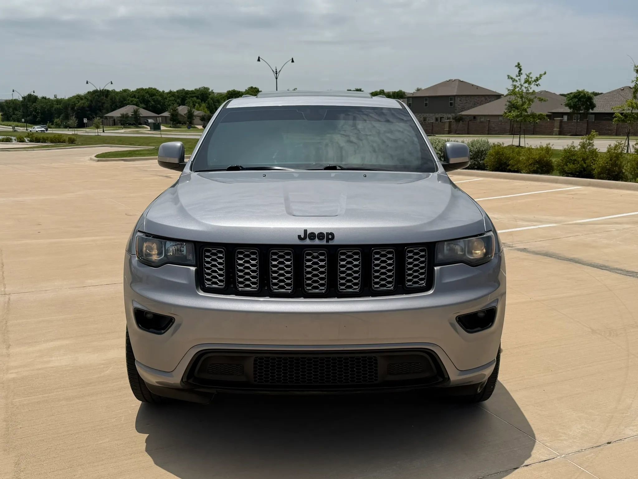 Used 2020 Jeep Grand Cherokee Altitude AWD/4WD image 2