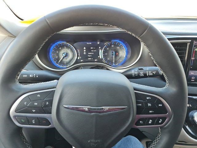 Used 2023 Chrysler Pacifica Touring-L image 20
