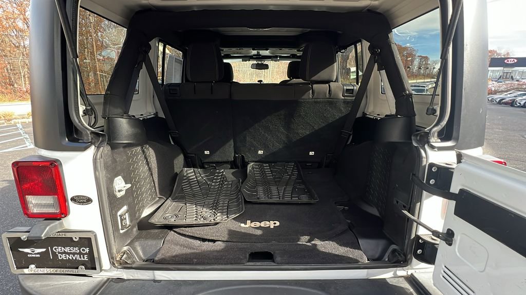 Used 2017 Jeep Wrangler Unlimited Sahara w/ Connectivity Group image 39