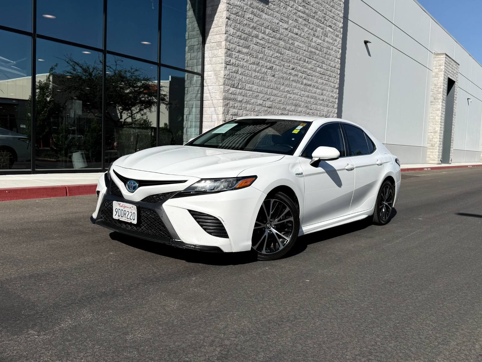 Used 2020 Toyota Camry SE w/ Carpet Mat Package FWD image 1