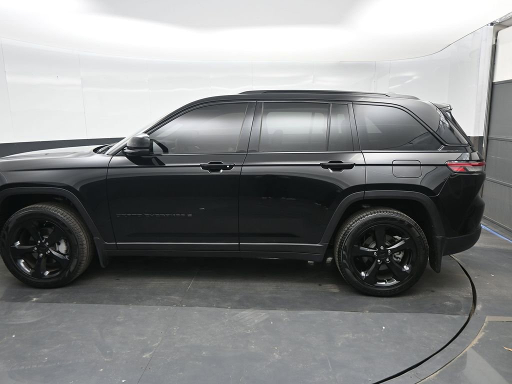 Used 2025 Jeep Grand Cherokee Limited w/ Black Appearance Package image 11
