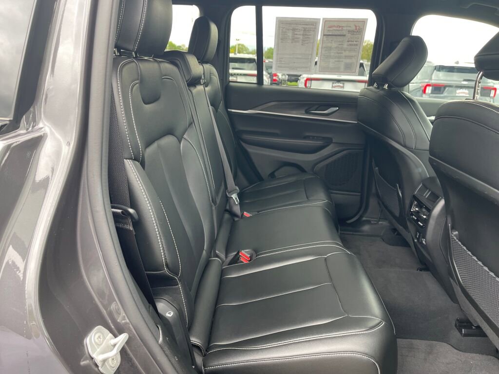 Used 2024 Jeep Grand Cherokee Limited w/ Black Appearance Package AWD/4WD image 29