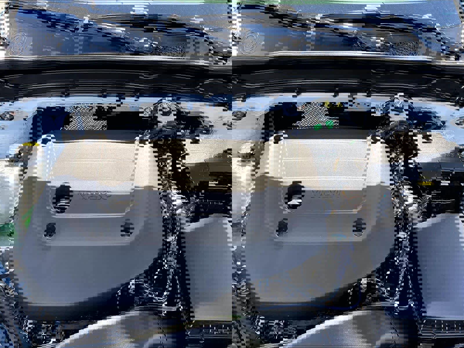 Used 2025 Volvo XC40 B5 Plus image 13