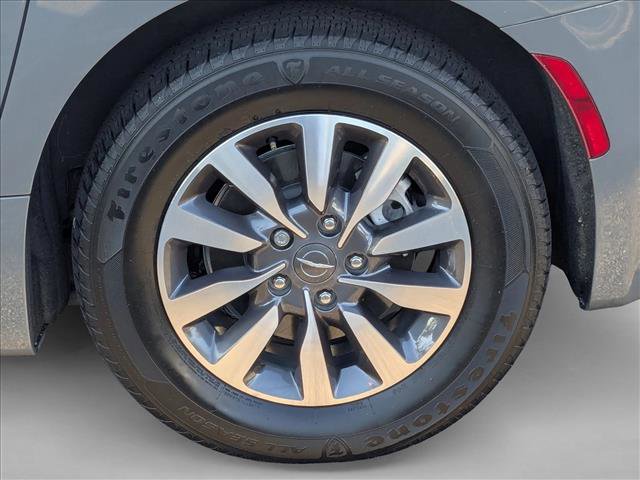 Used 2021 Chrysler Pacifica Touring-L image 23