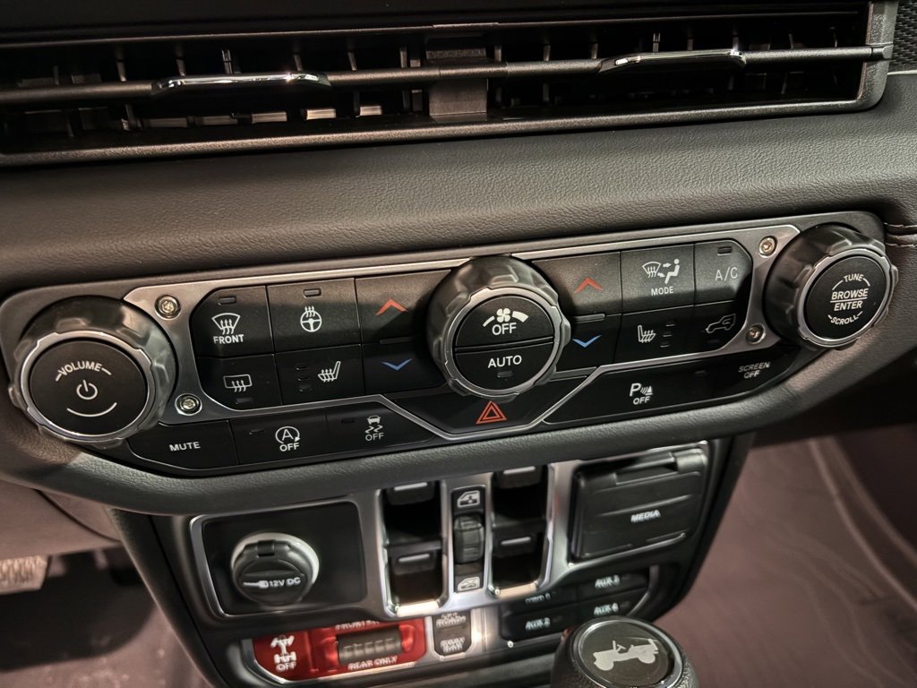Used 2025 Jeep Wrangler Rubicon w/ Technology Group image 16