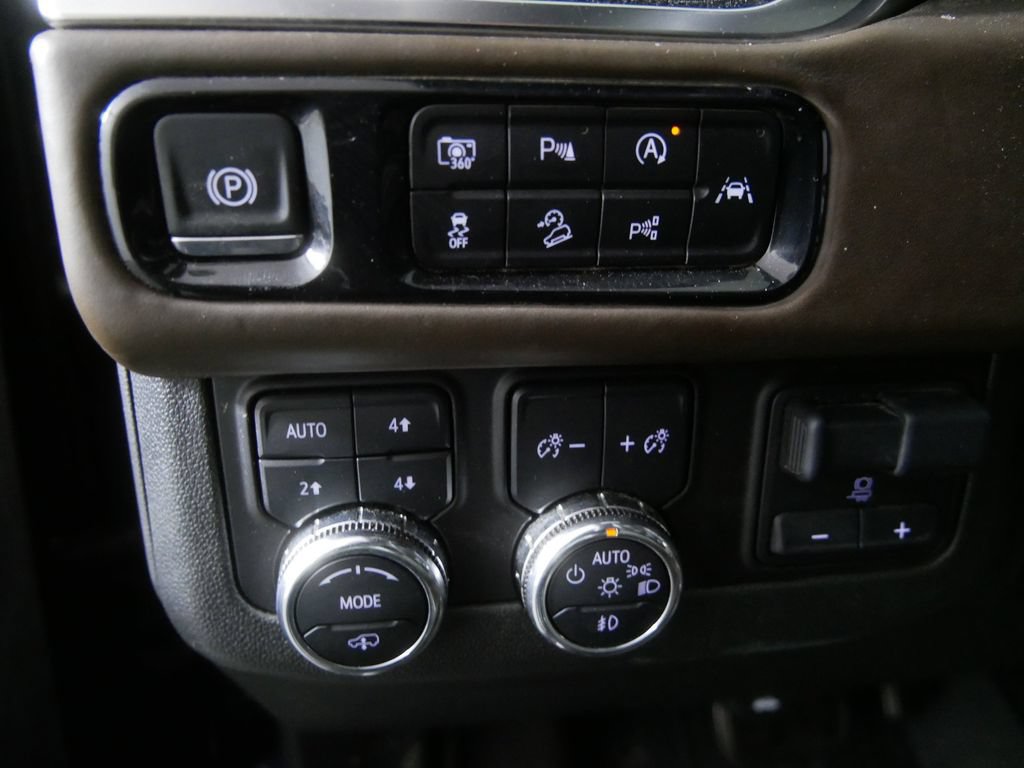 Used 2025 GMC Yukon Denali Ultimate AWD/4WD image 16