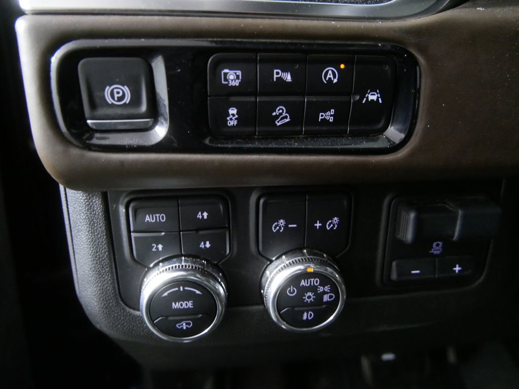 Used 2025 GMC Yukon Denali Ultimate AWD/4WD image 16