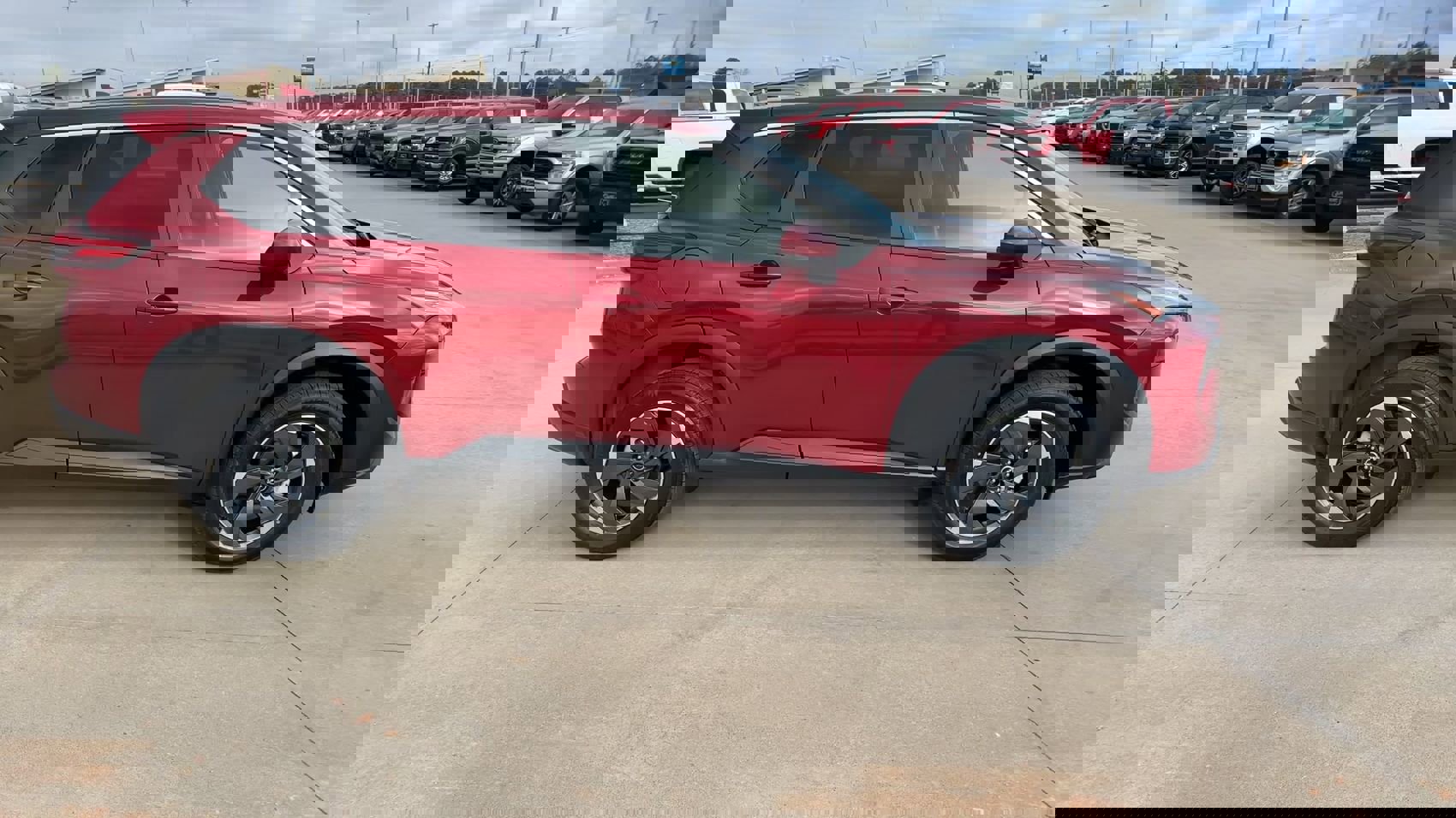 Used 2024 Nissan Rogue SV image 2