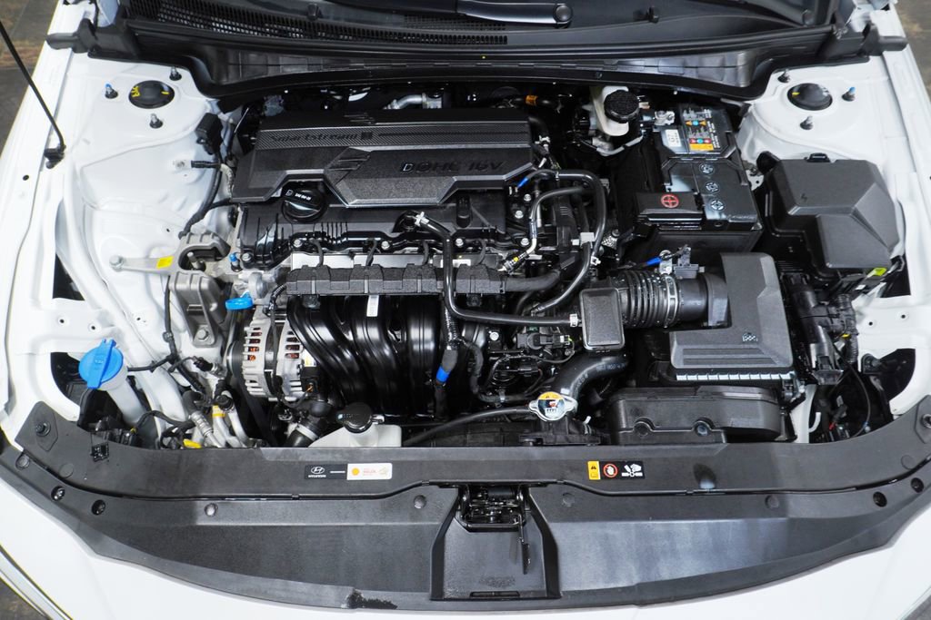 Certified 2025 Hyundai Elantra SE image 9