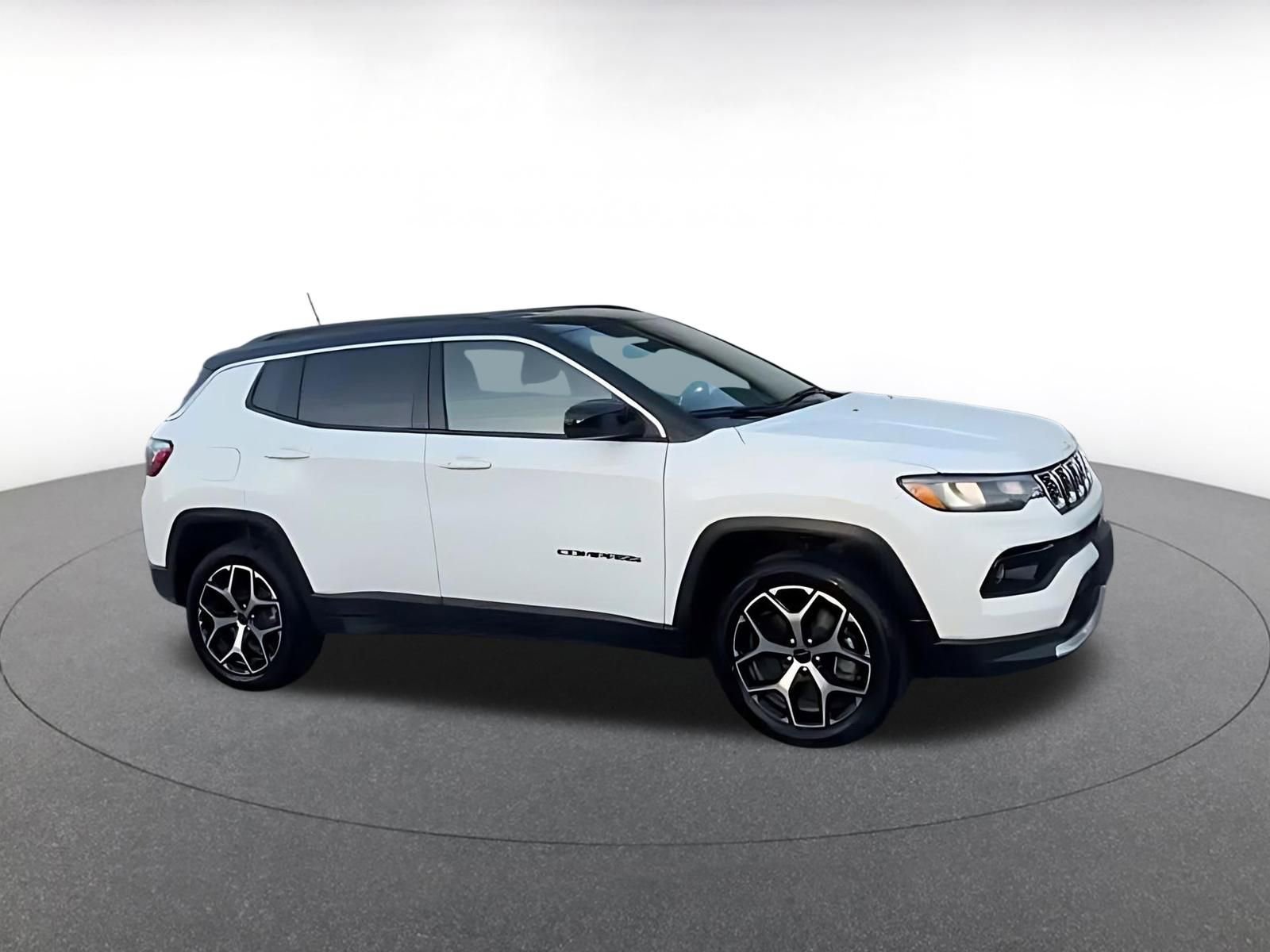 Used 2025 Jeep Compass Limited AWD/4WD image 2