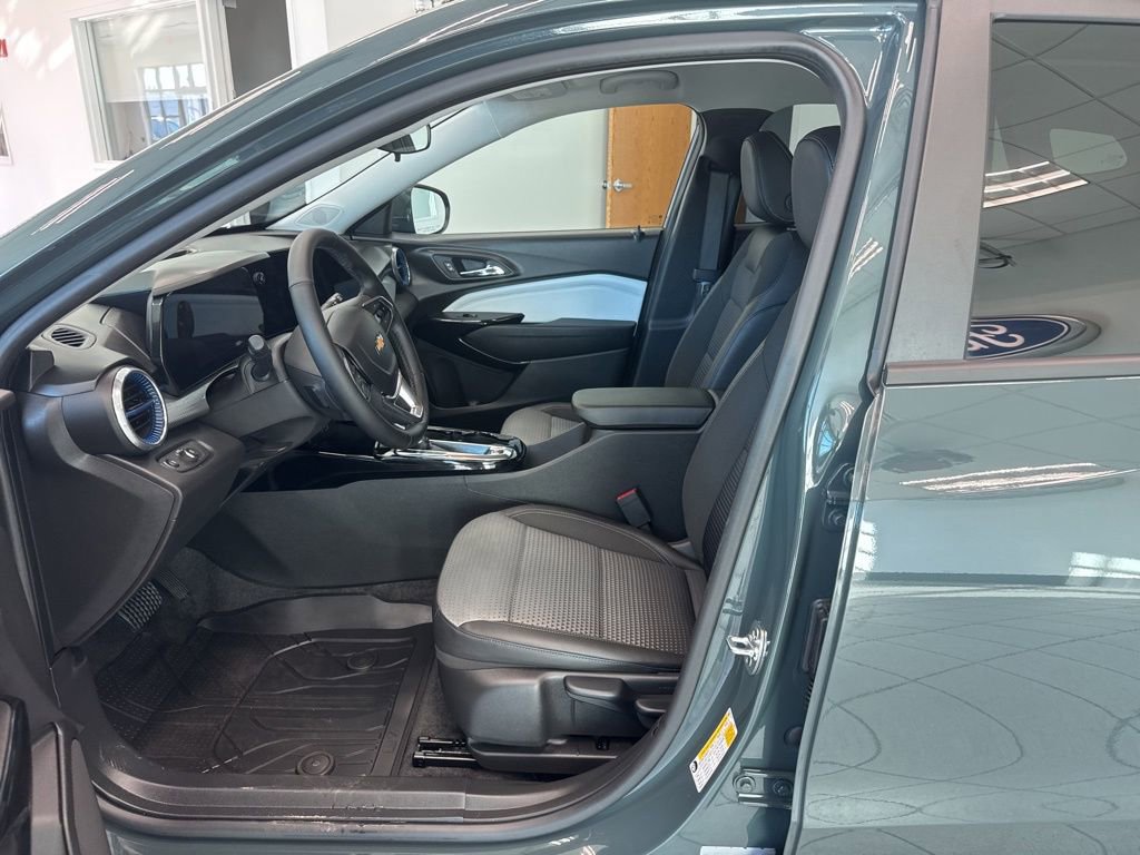 Used 2025 Chevrolet Trax LT w/ LT Convenience Package FWD image 10