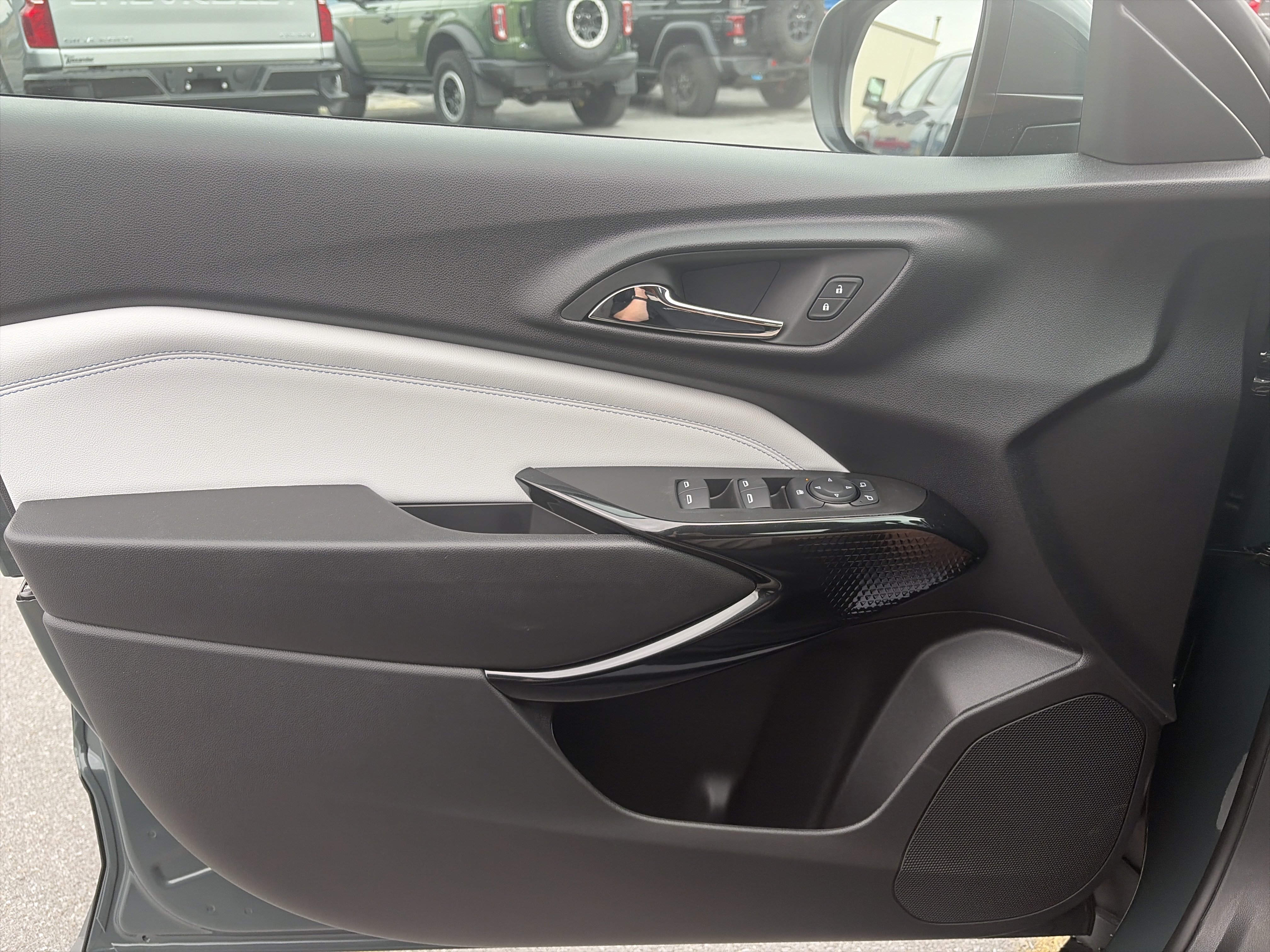 New 2026 Chevrolet Trax LT w/ LT Convenience Package FWD image 18