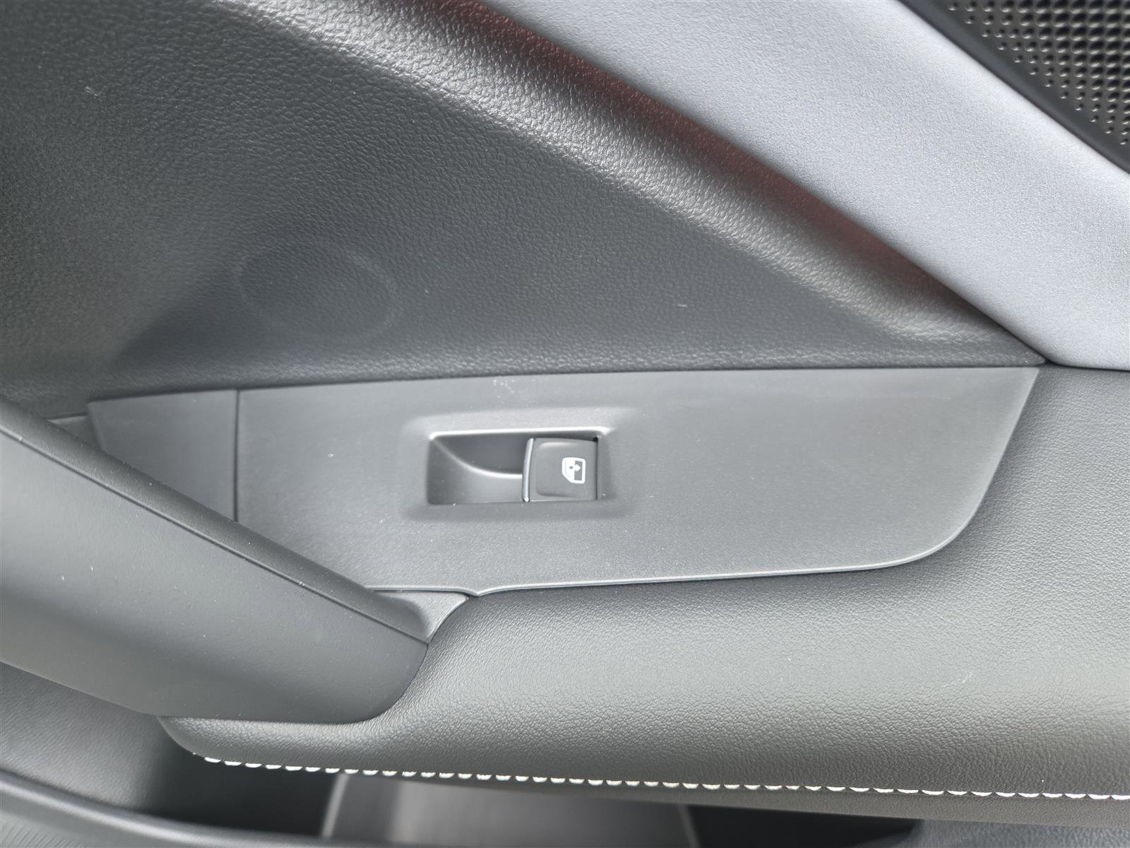 New 2025 Volkswagen Tiguan SE R-Line image 31