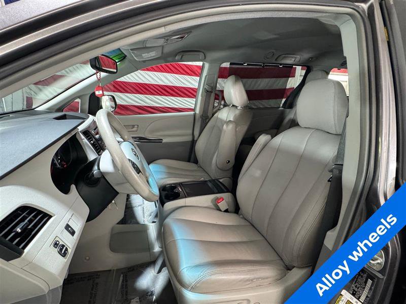 Used 2011 Toyota Sienna LE w/ Towing Pkg image 9