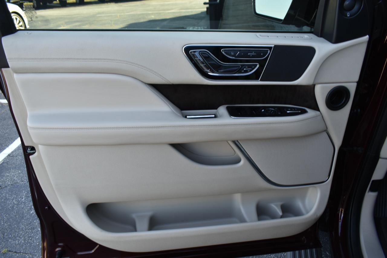 Used 2018 Lincoln Navigator Select RWD image 36