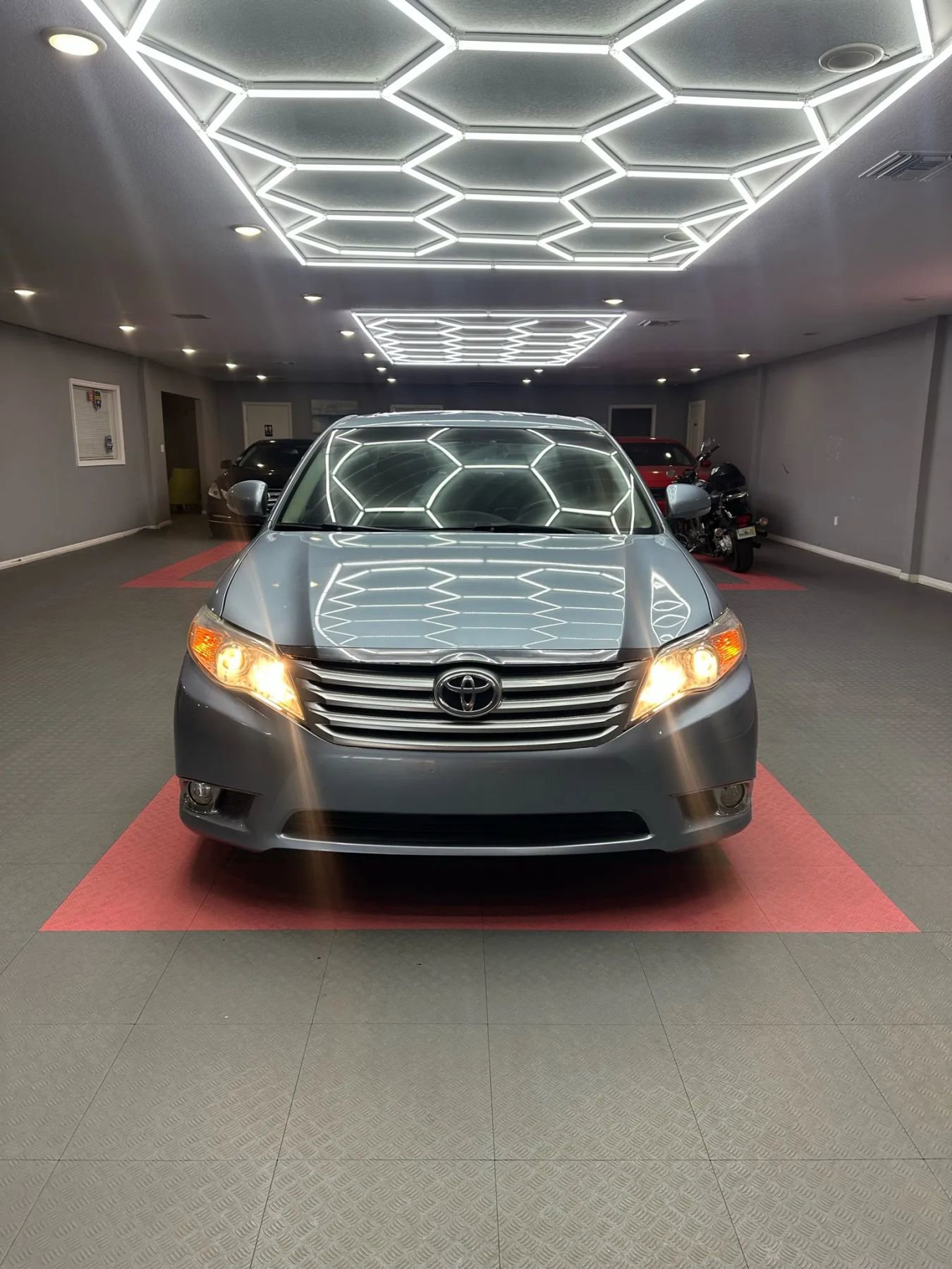 Used 2012 Toyota Avalon Limited image 8