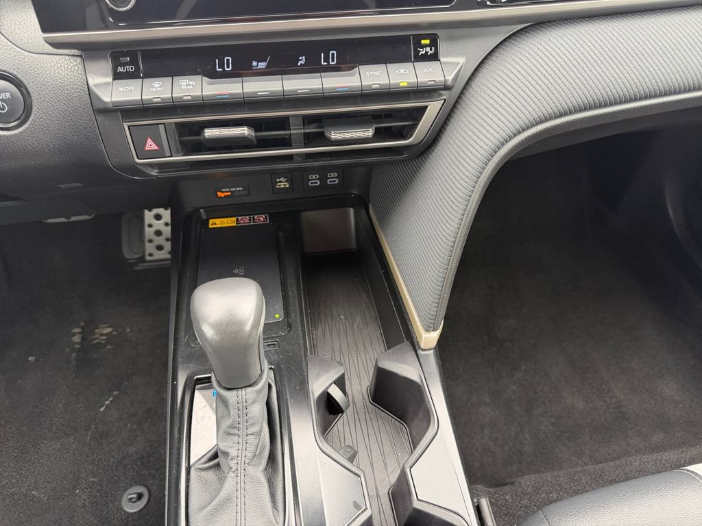 Used 2025 Toyota Camry SE FWD image 11