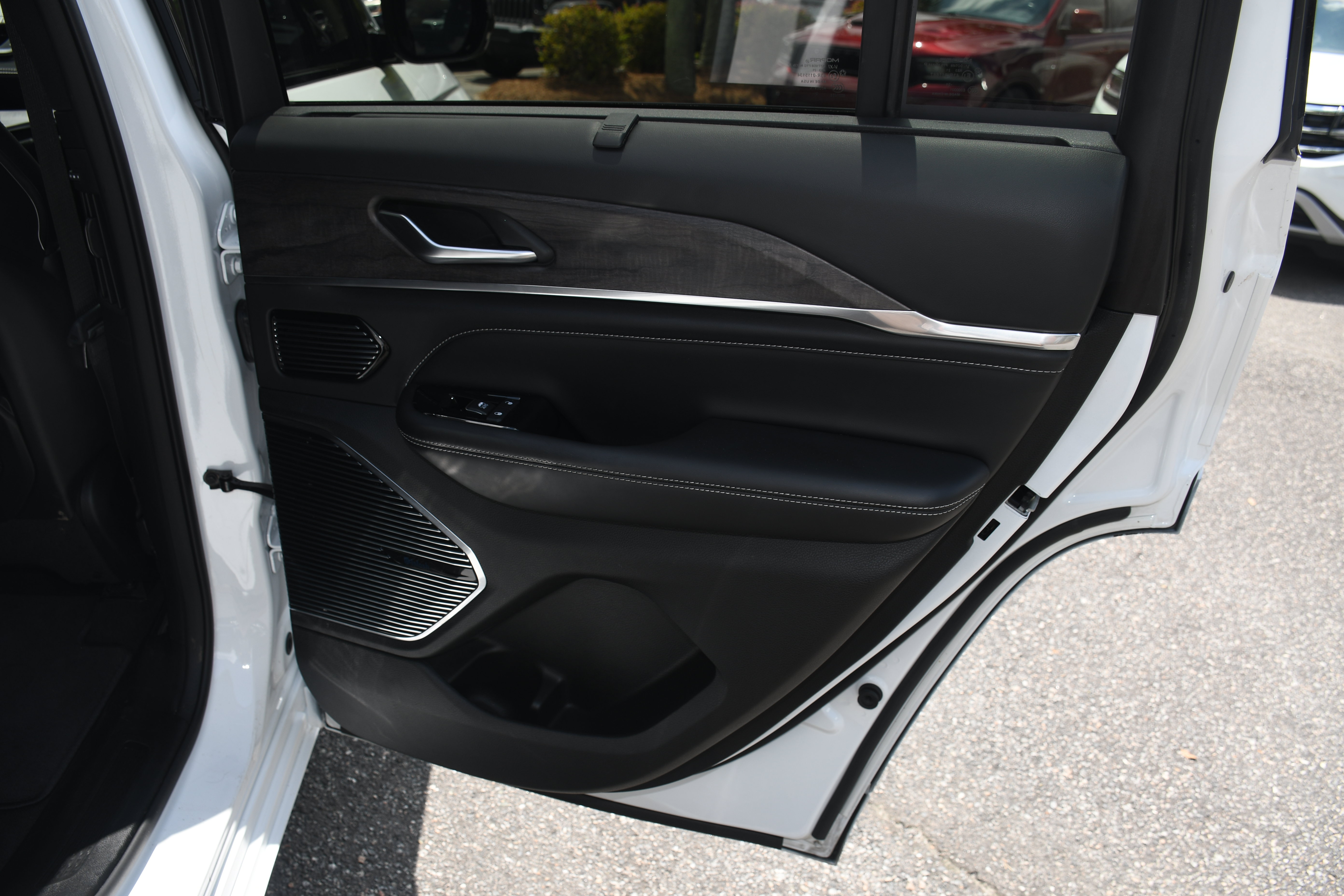 Used 2022 Jeep Grand Cherokee Overland w/ Luxury Tech Group IV RWD image 22