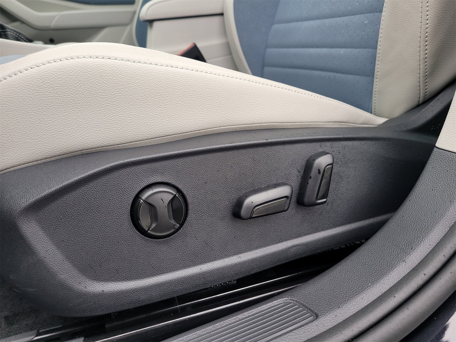 Certified 2025 Volkswagen Jetta SE image 17