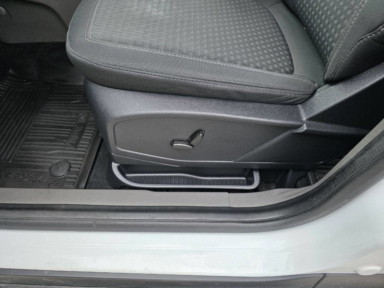 Used 2020 Ford Transit Connect XLT image 11