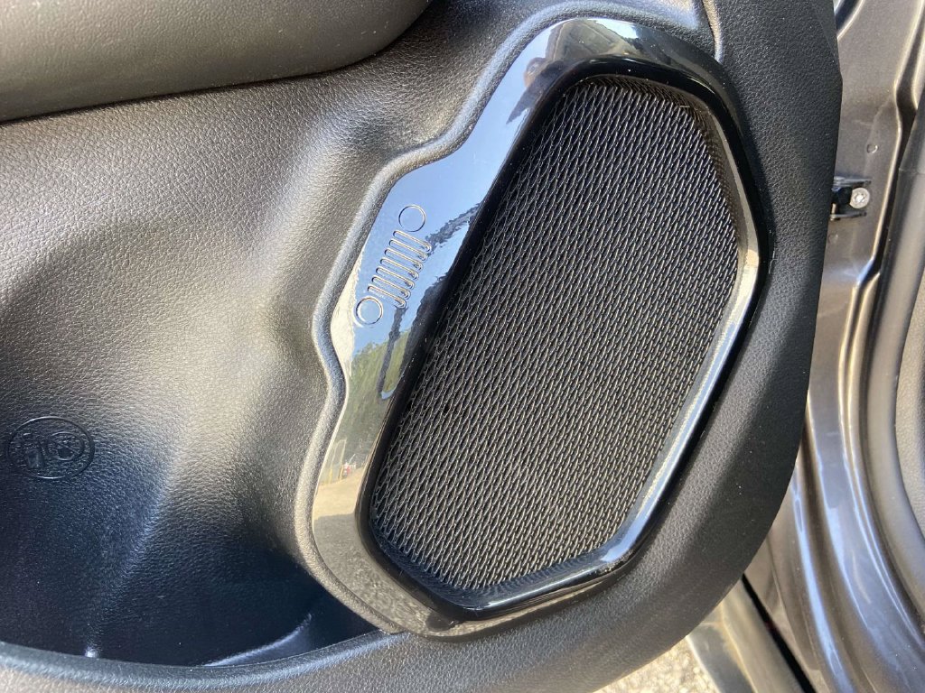 Used 2018 Jeep Renegade Altitude w/ Advanced Technology Group FWD image 32