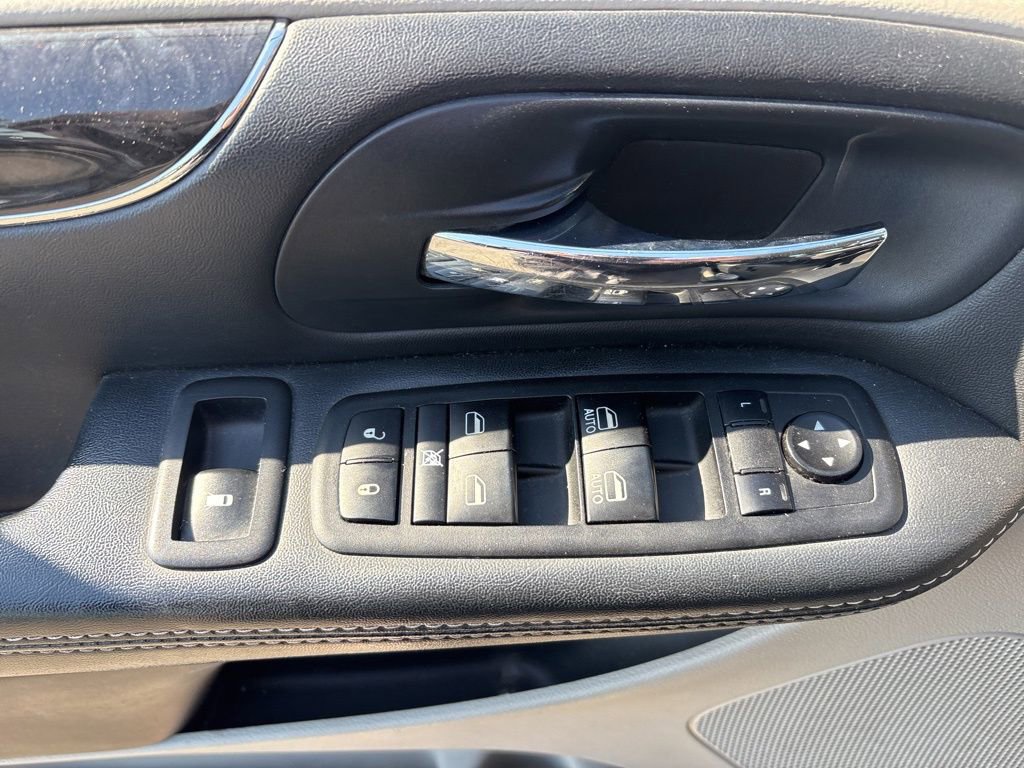 Used 2016 Chrysler Town & Country Touring w/ Driver Convenience Group image 15
