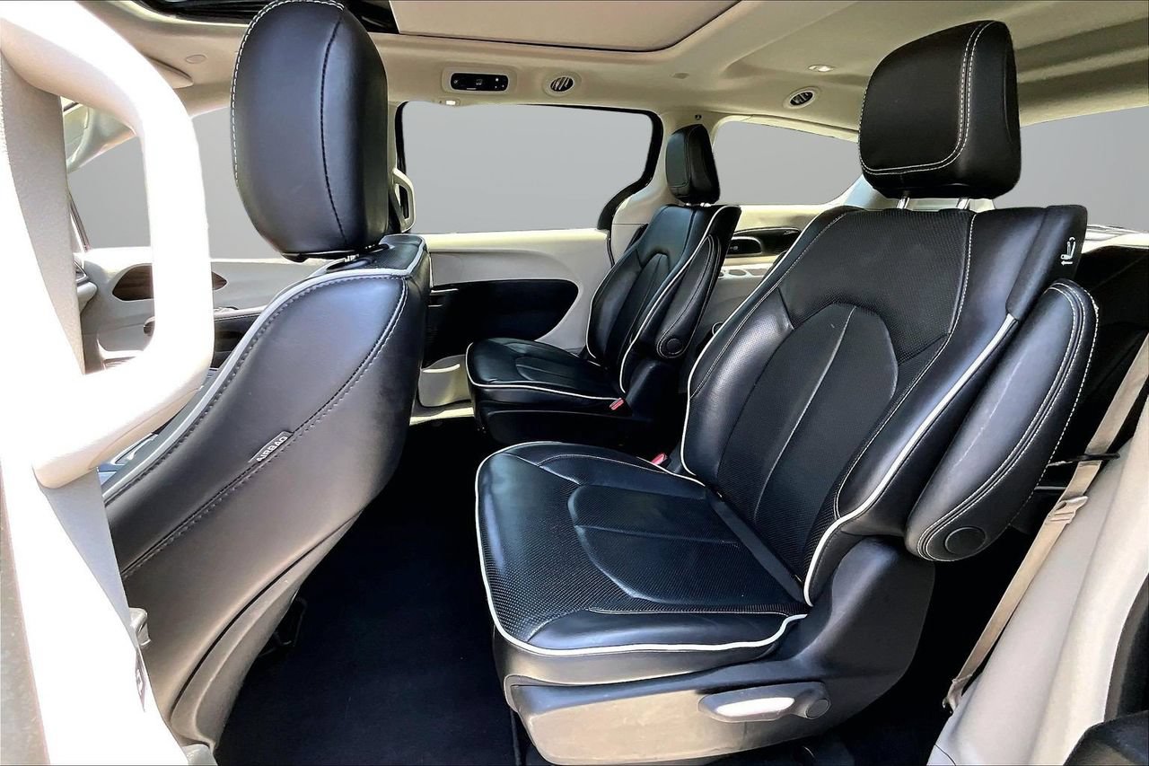 Used 2023 Chrysler Pacifica Limited FWD image 23