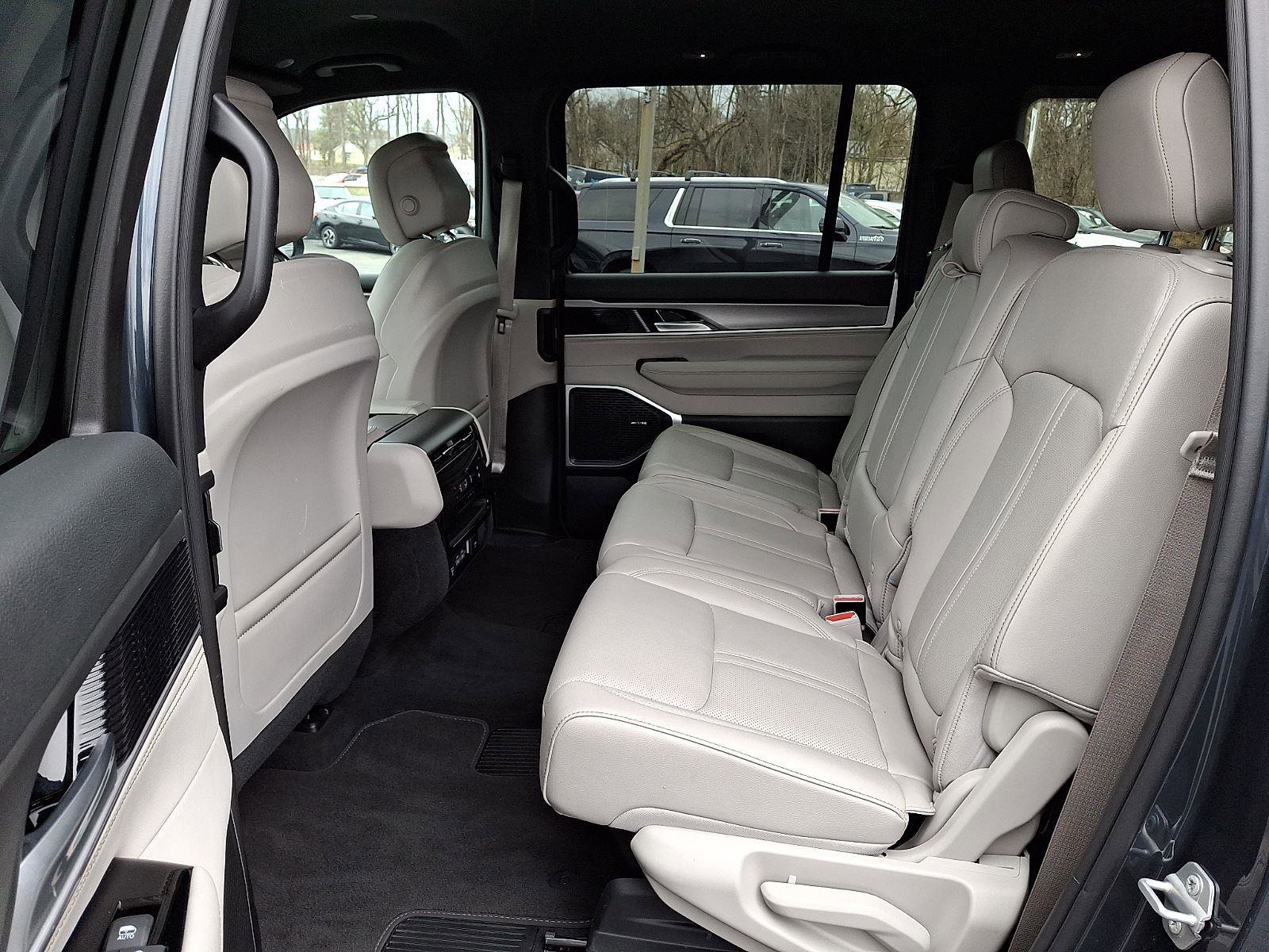Certified 2025 Jeep Wagoneer 4WD image 11