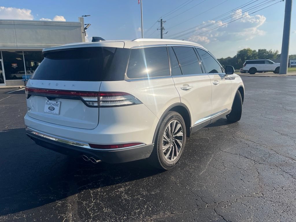 Used 2026 Lincoln Aviator AWD image 3