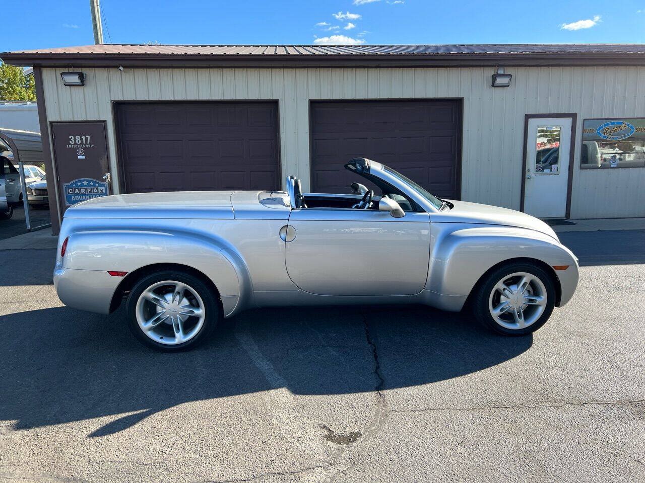 Used 2004 Chevrolet SSR w/ Preferred Equipment Group RWD image 76