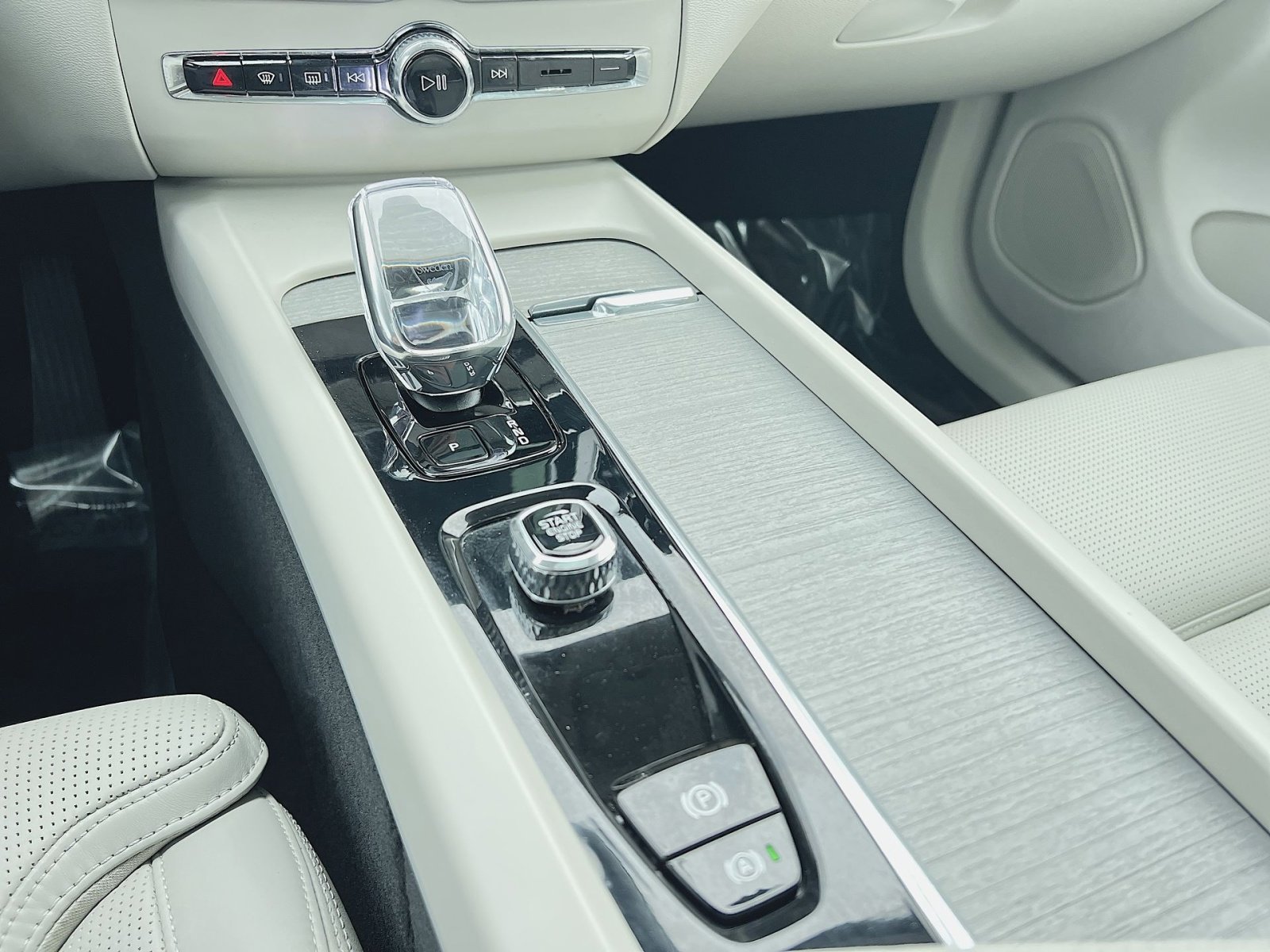 Certified 2023 Volvo XC60 B5 Ultimate w/ Climate Package image 22